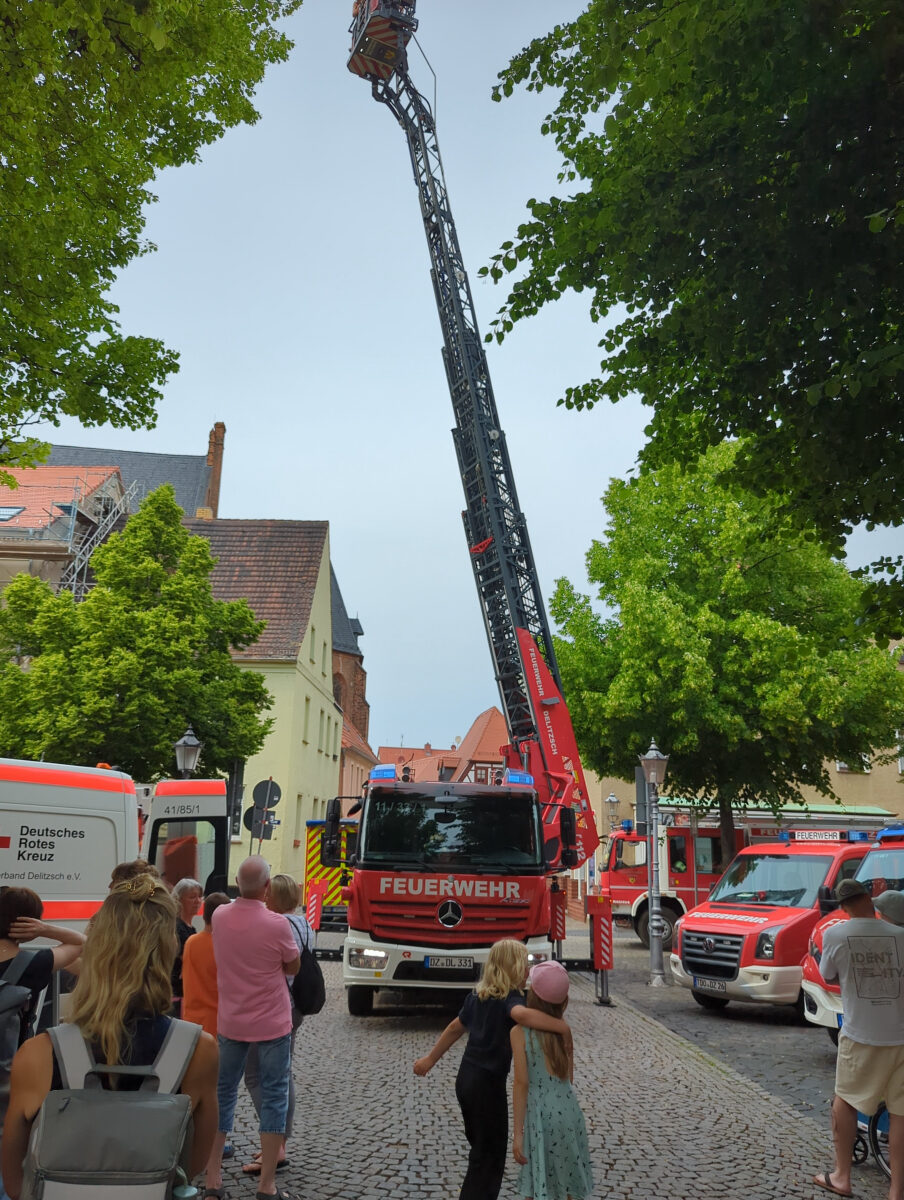 Blaulichtturnier in Delitz Beach: Sportlicher Wettkampf der Rettungskräfte