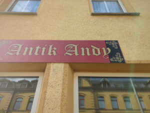 Antik-Andis neues Zuhause: Mehr Platz für Schätze in der Döbernitzer Straße